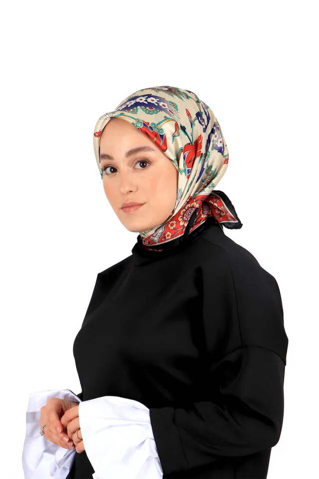 إيشارب حرير أسود وأحمر بنقش أفسس 90×90 سم - صورة 2