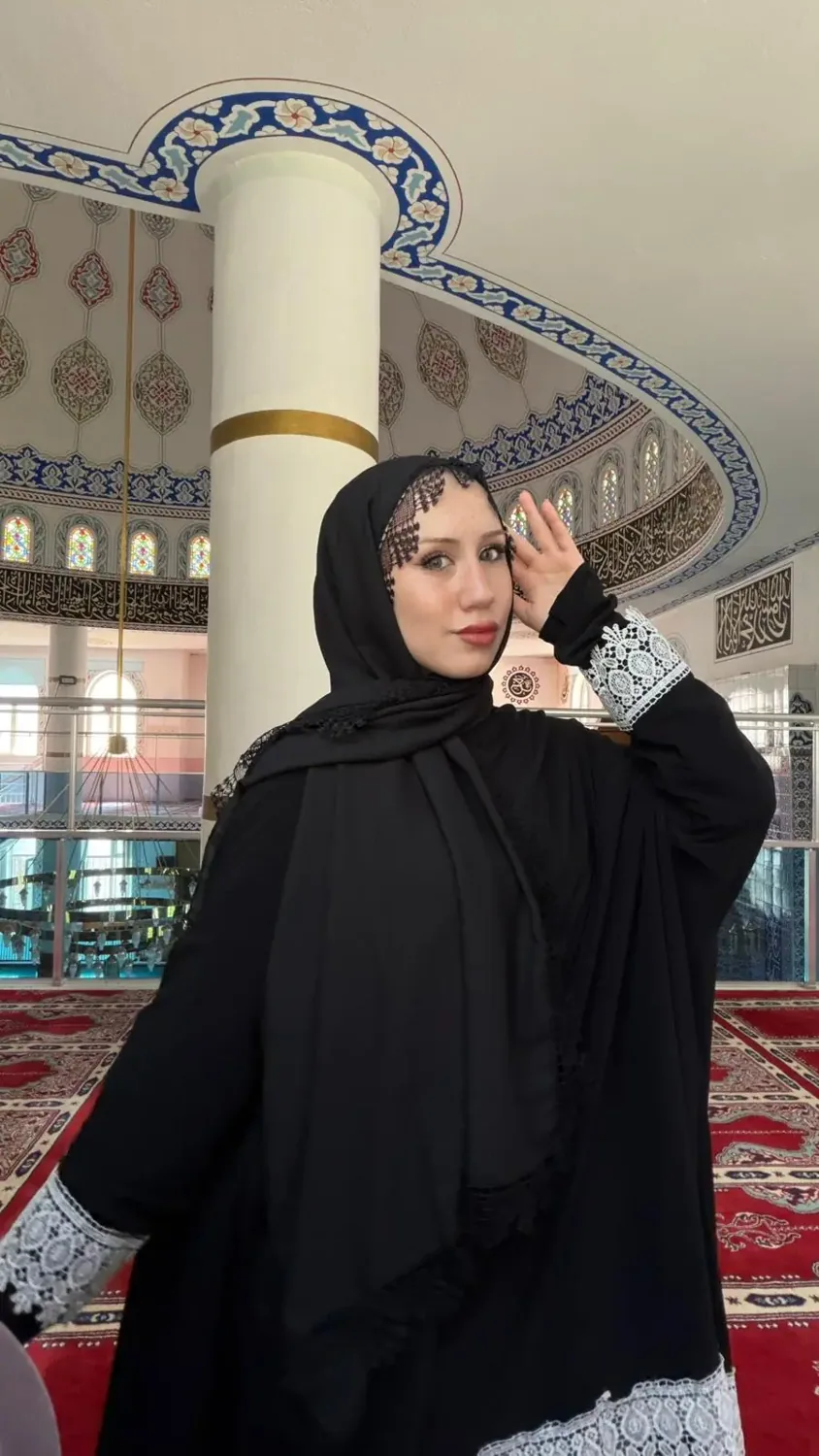 طرحة صلاة شيفون سوداء بدانتيل وتطريز إبرة - صورة 3