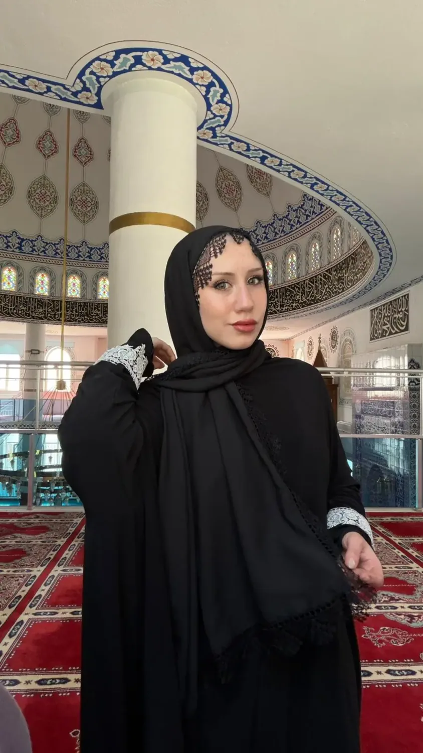 طرحة صلاة شيفون سوداء بدانتيل وتطريز إبرة - صورة 4