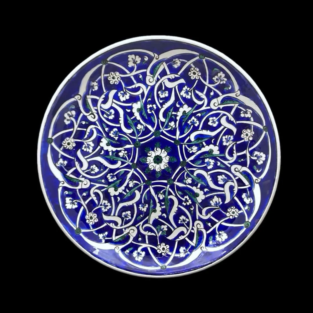 صحن خزف كحلي بزخرفة الرومي في علبة