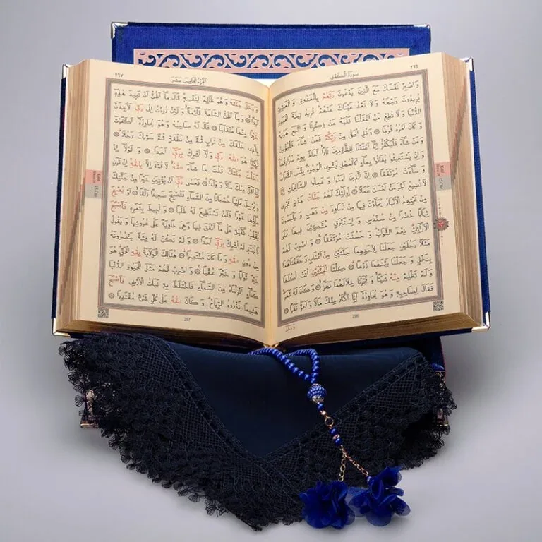 علبة مخملية كحلية بزخارف مذهبة مع مصحف ومسبحة - صورة 3