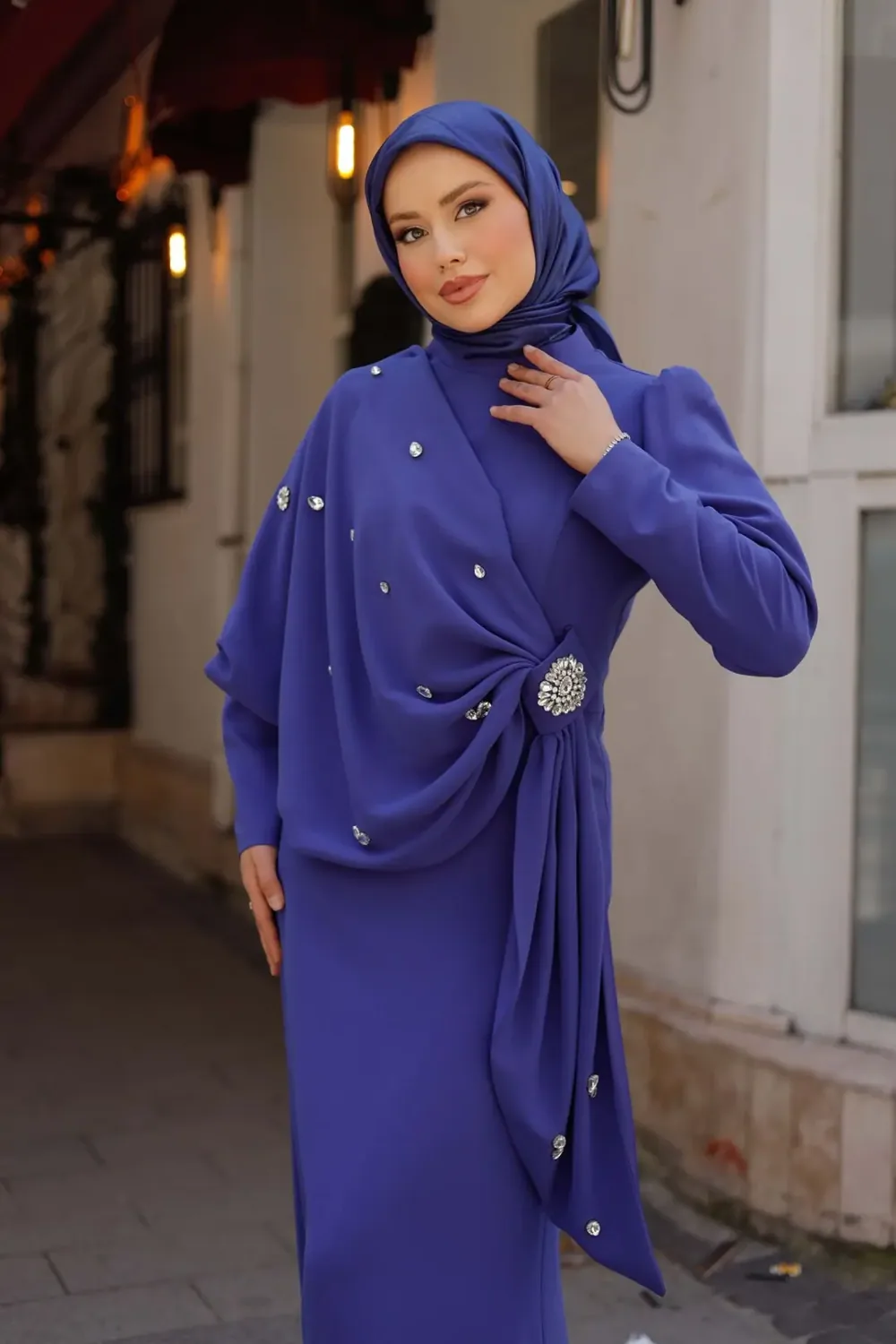 فستان سهرة أزرق فاتح بدرابيه على الخصر وبروش كريستال - صورة 2