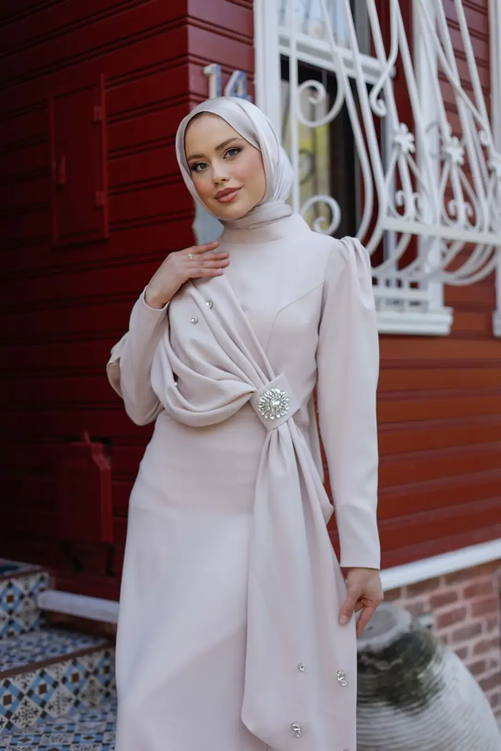 فستان سهرة أزرق فاتح بدرابيه على الخصر وبروش كريستال - صورة 3
