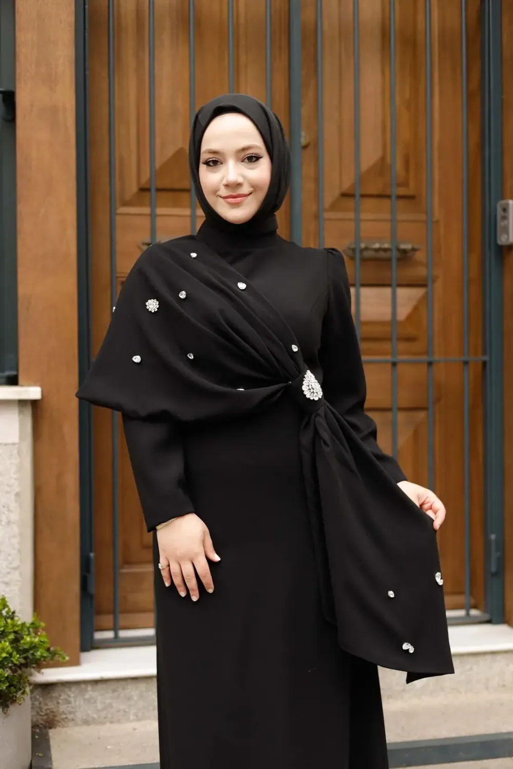 فستان سهرة أزرق فاتح بدرابيه على الخصر وبروش كريستال - صورة 4