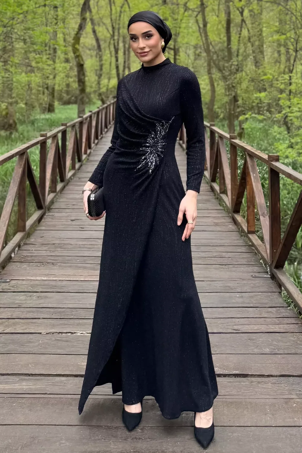 فستان أسود محتشم بدرابيه جانبي مرصع بالأحجار - صورة 2