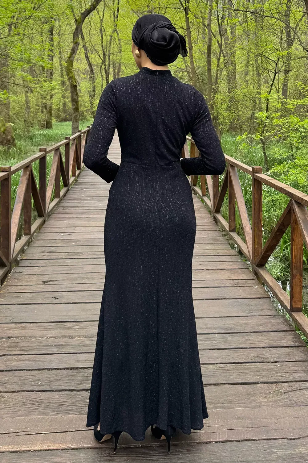 فستان أسود محتشم بدرابيه جانبي مرصع بالأحجار - صورة 4