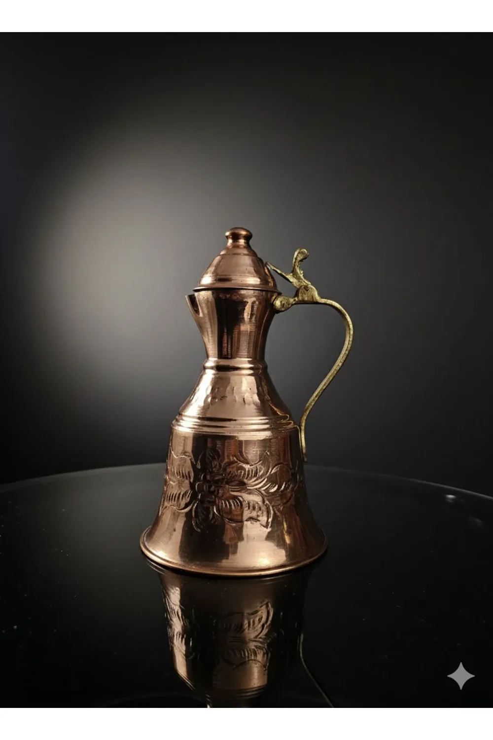 إبريق ماء نحاسي تقليدي منقوش يدويًا 750 مل