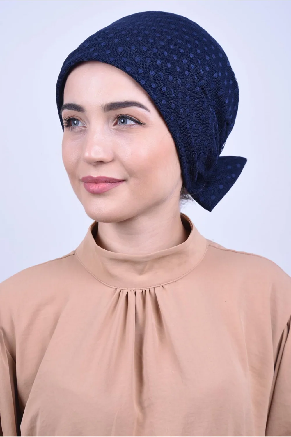 بونيه دانتيل بفيونكة خلفية كحلي