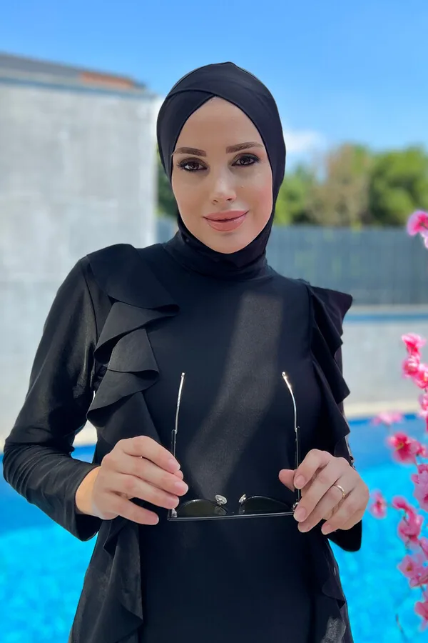 غطاء سباحة أسود بإيشارب متقاطع يغطي الرقبة