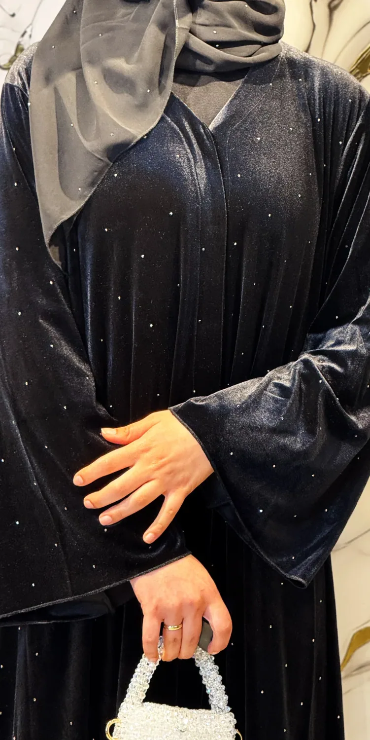 طقم مخملي أسود بأحجار هيماتيت منقطة مع شال - صورة 4