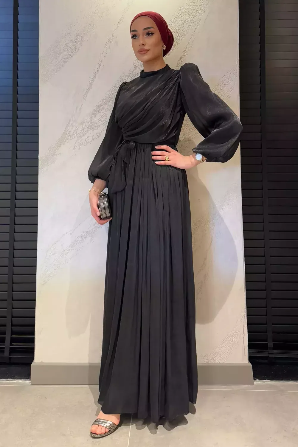 فستان أسود محتشم بدرابيه وكسرات وأكمام منفوخة