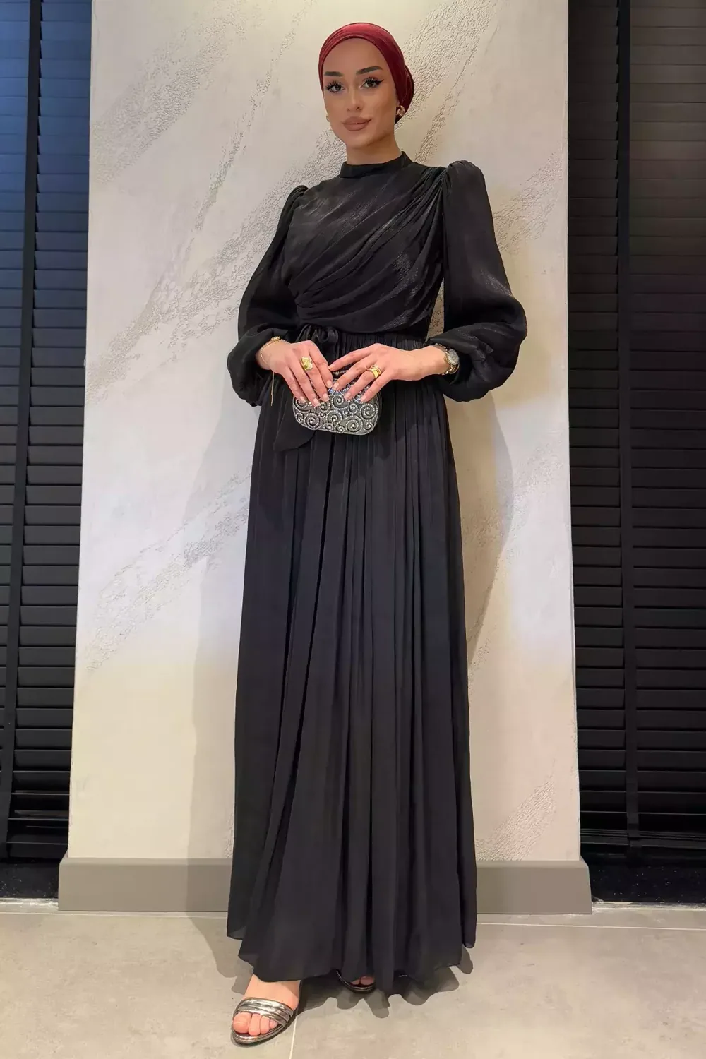 فستان أسود محتشم بدرابيه وكسرات وأكمام منفوخة - صورة 2
