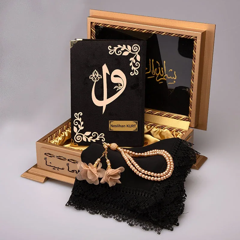 صندوق خشبي محفور مع مصحف مخملي أسود وإسدال
