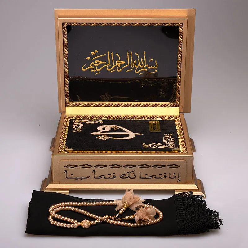 صندوق خشبي محفور مع مصحف مخملي أسود وإسدال - صورة 2