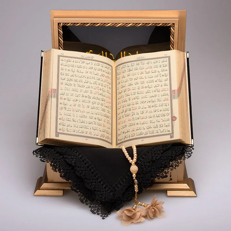 صندوق خشبي محفور مع مصحف مخملي أسود وإسدال - صورة 3