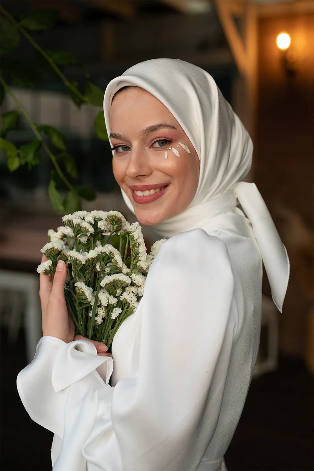 فستان زفاف أبيض انسيابي بتفاصيل عند الأساور