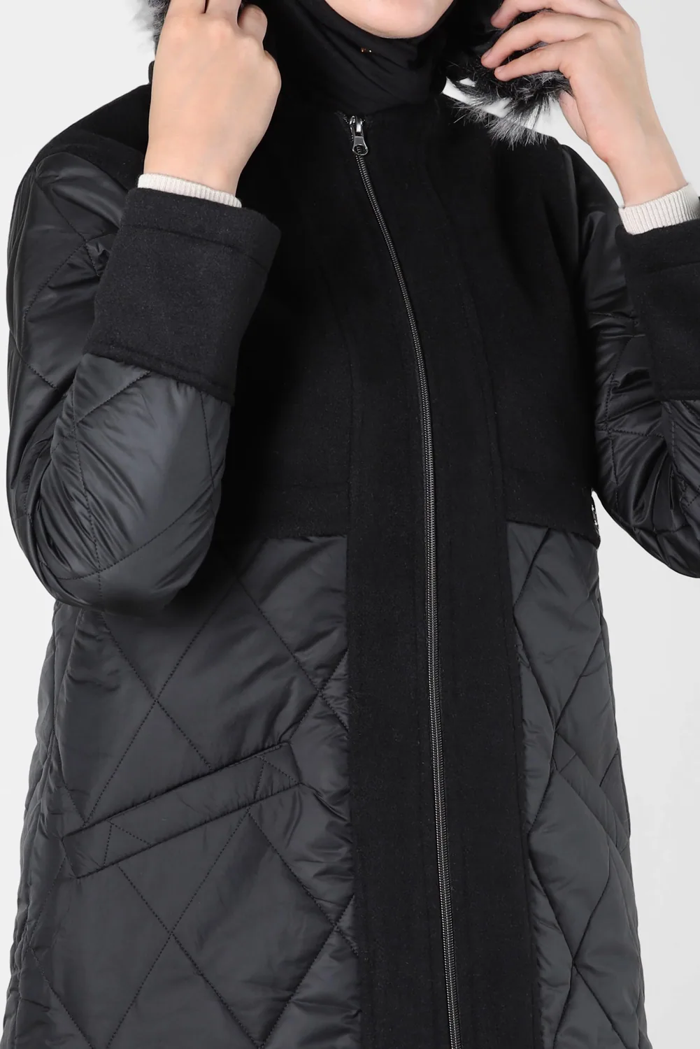 معطف بقبعة قابلة للإزالة