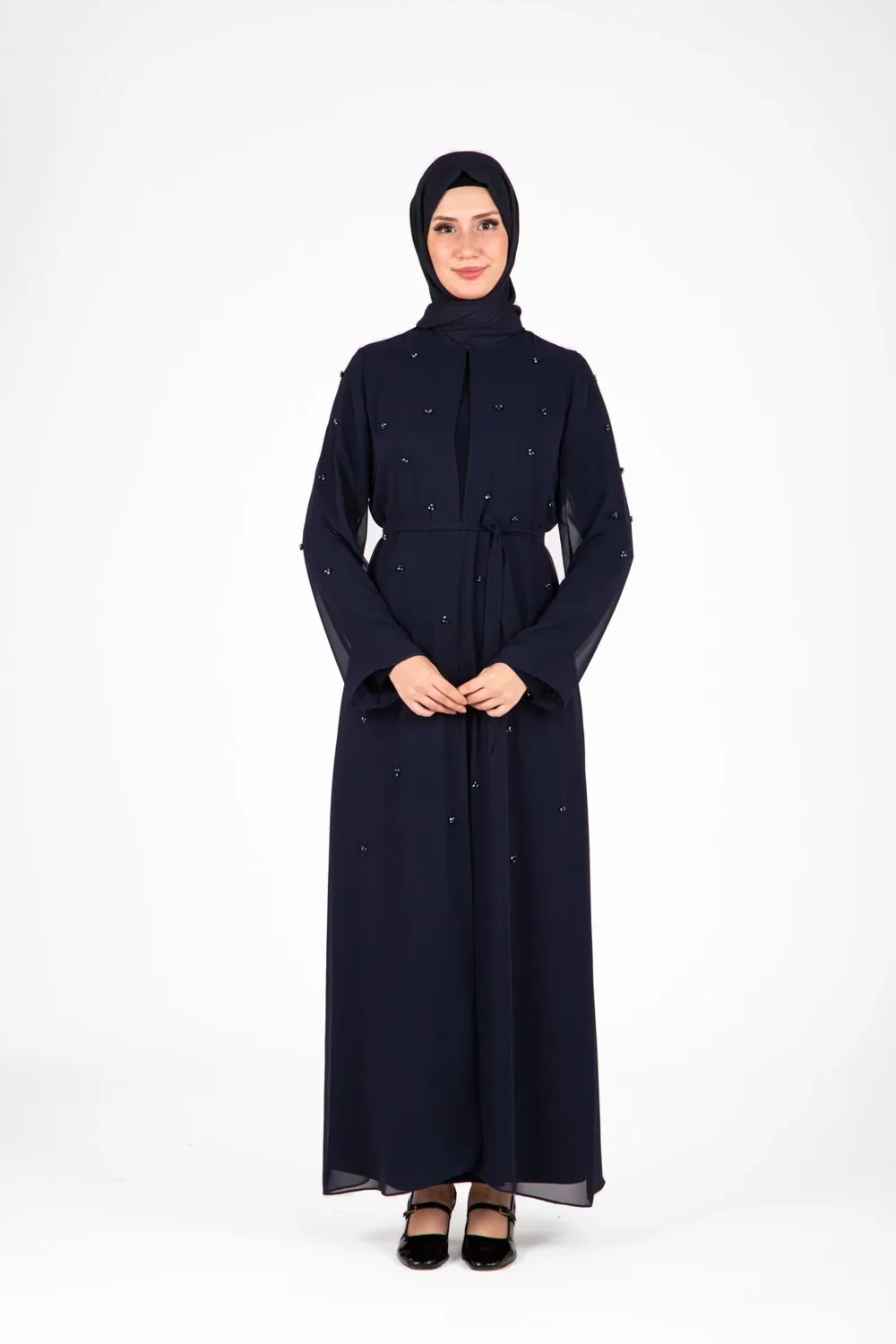 طقم عباية كحلي بأحجار متناثرة على الأمام