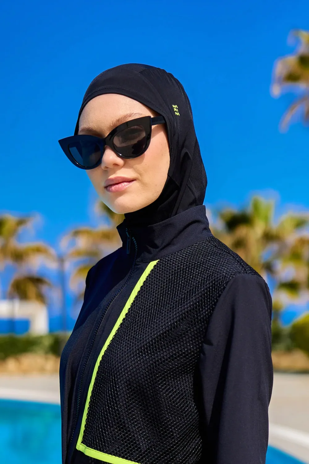غطاء سباحة رياضي أسود بشعار أخضر يغطي الرقبة