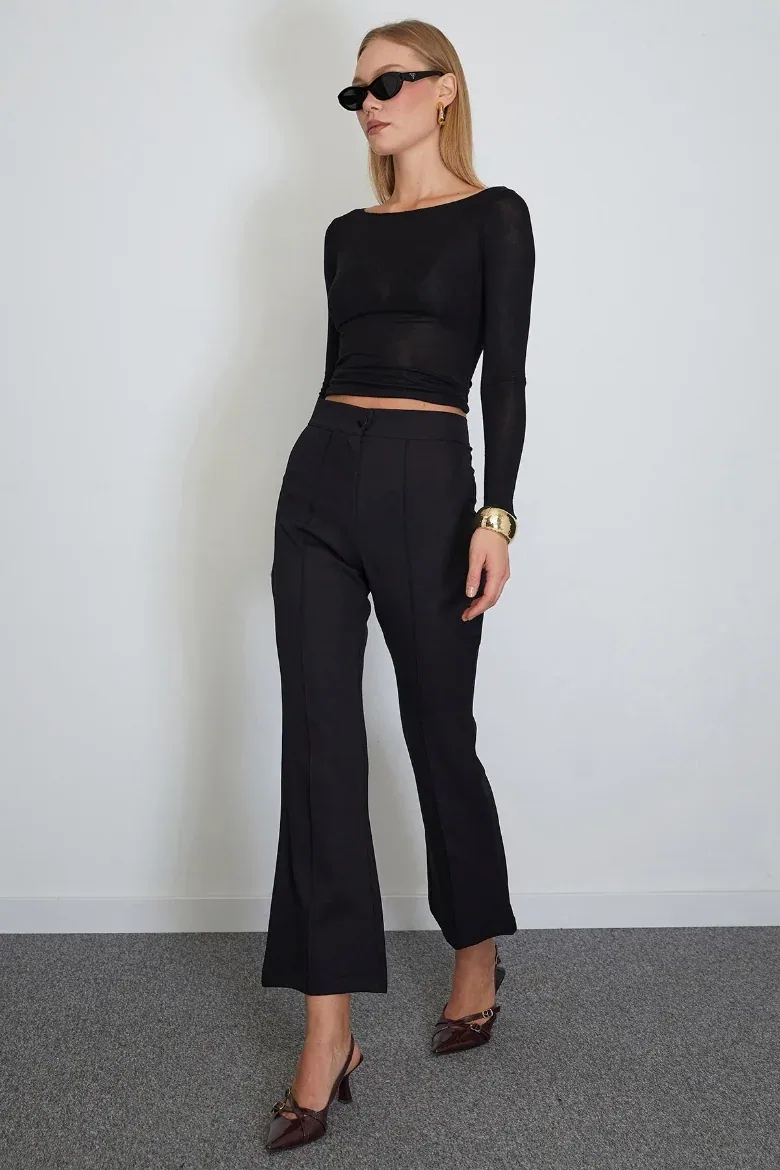 بنطال واسع الأرجل بخصر عالٍ أسود