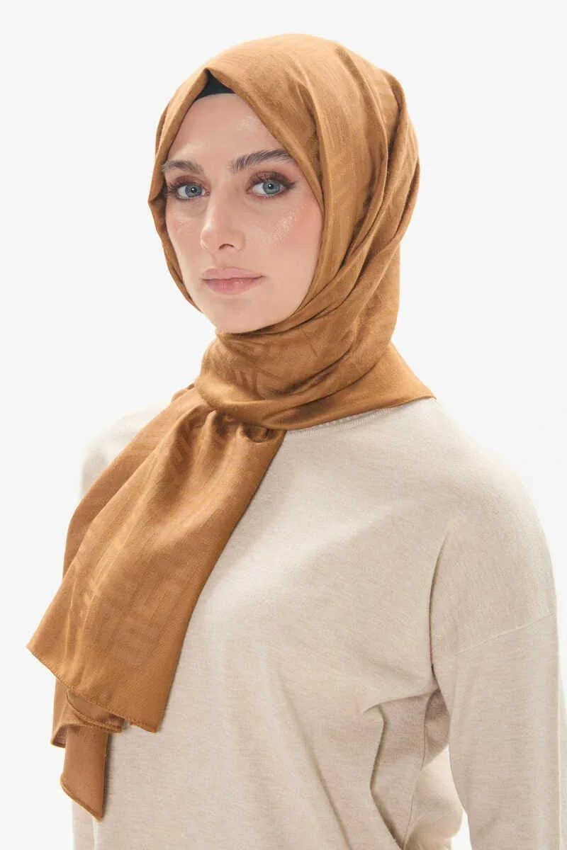 شال صوف بنقشة حروف متكررة بلون جملي