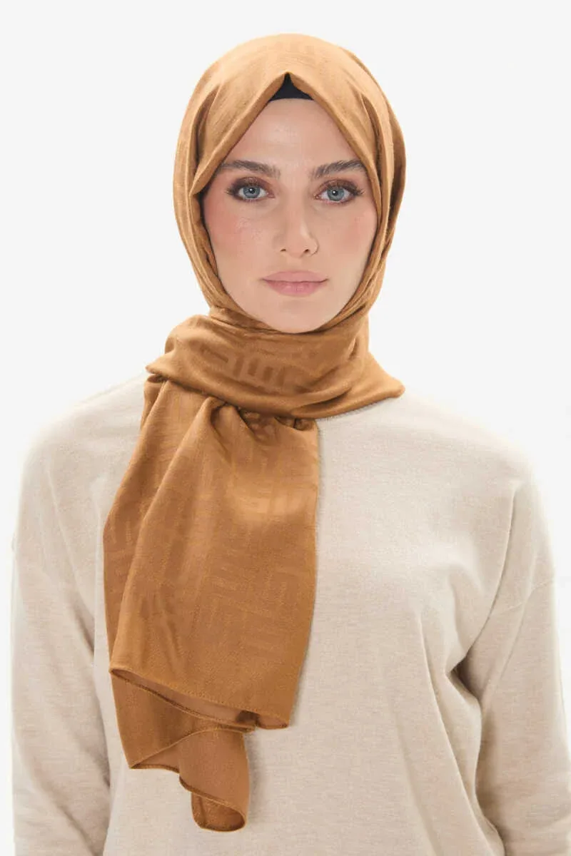 شال صوف بنقشة حروف متكررة بلون جملي - صورة 2