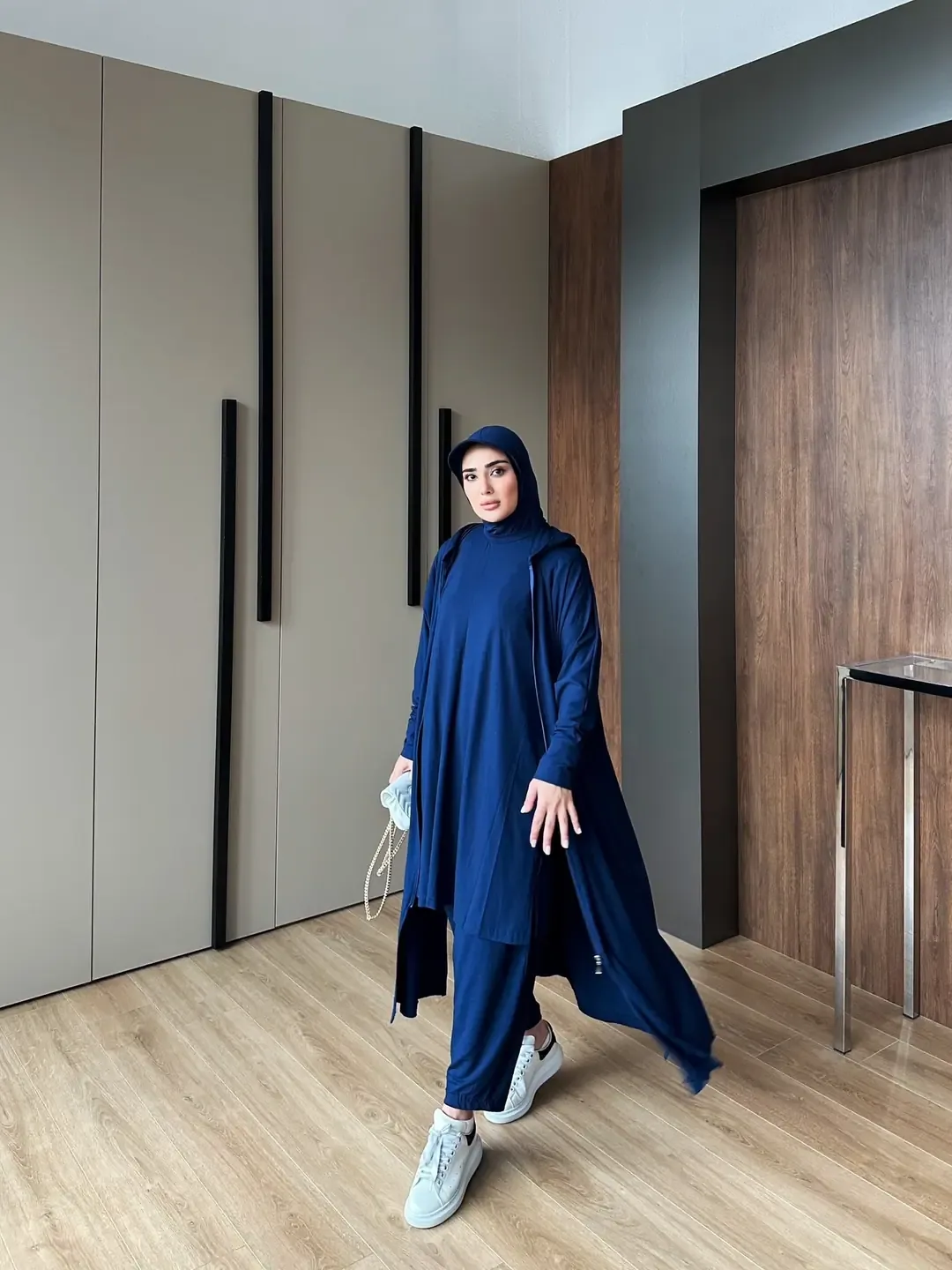 طقم رياضي قطني كحلي ثلاث قطع بقلنسوة - صورة 2