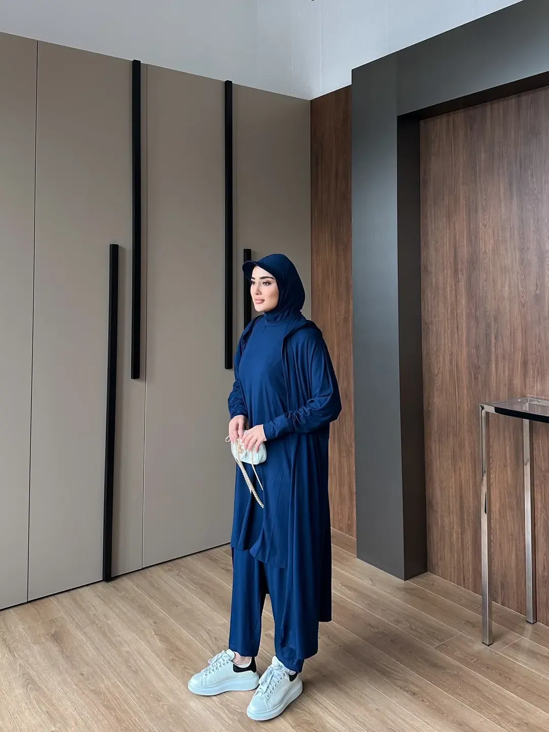 طقم رياضي قطني كحلي ثلاث قطع بقلنسوة - صورة 3