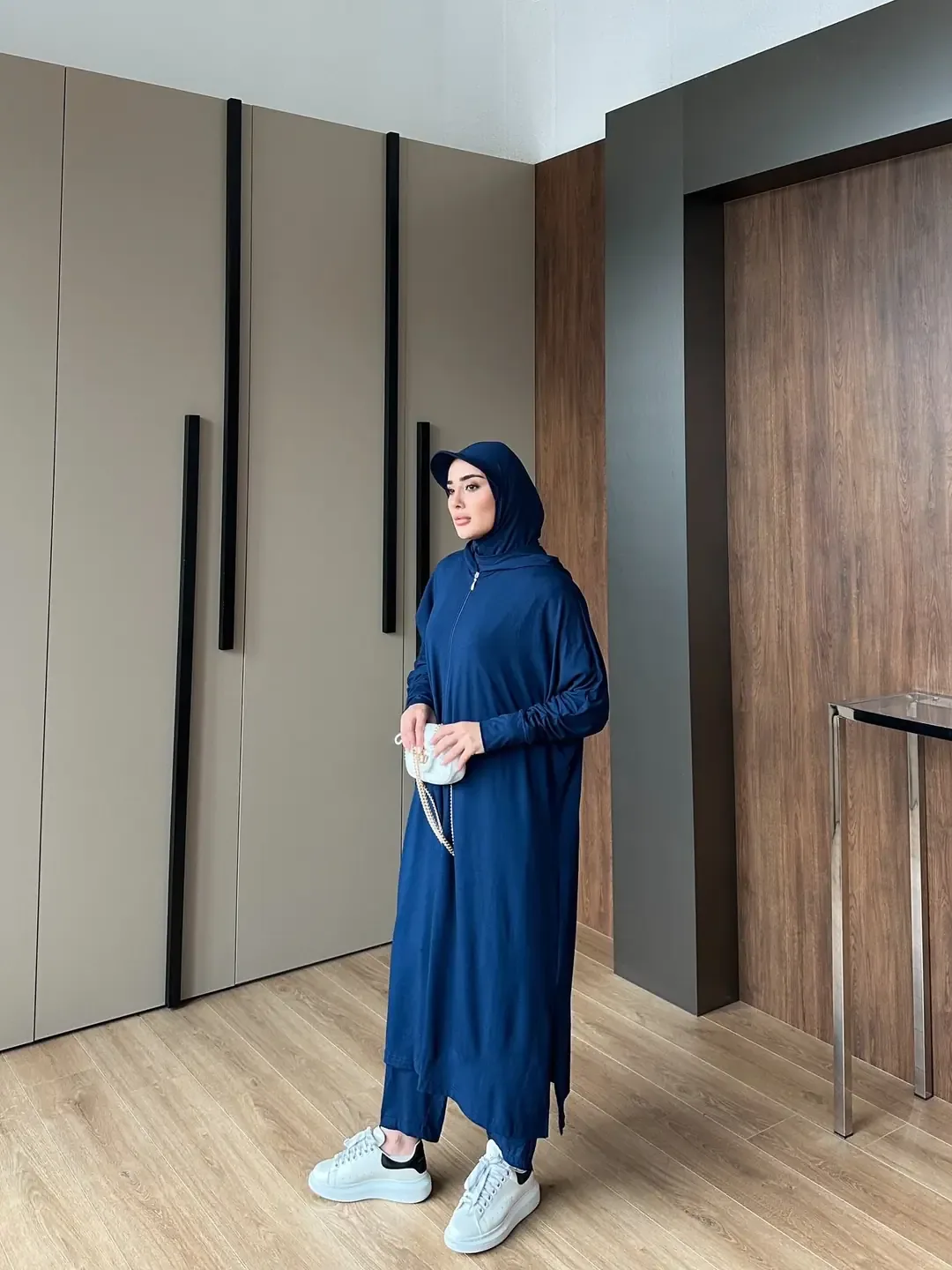 طقم رياضي قطني كحلي ثلاث قطع بقلنسوة - صورة 4