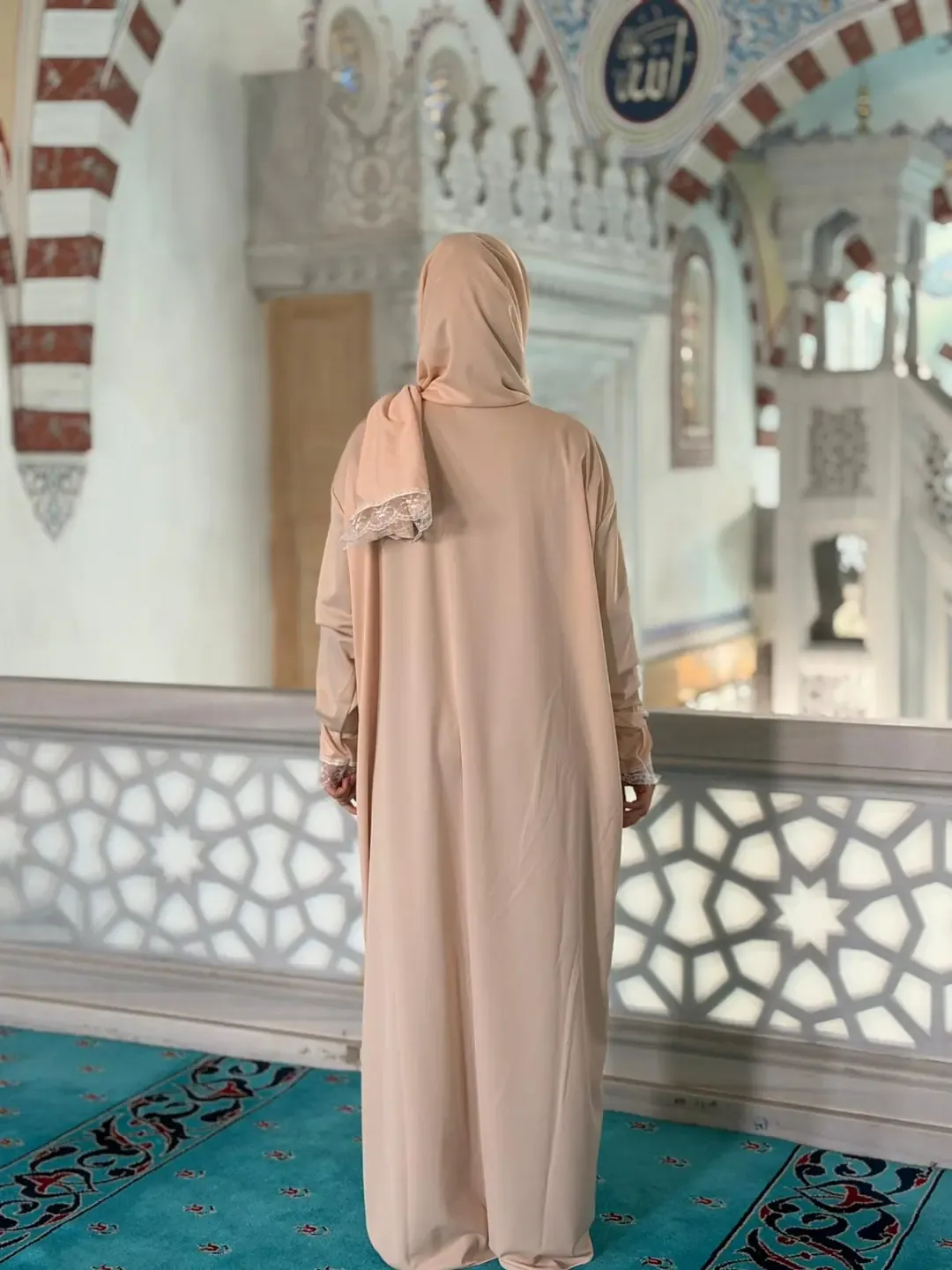 ثوب صلاة كريمي بخمار مدمج ودانتيل - صورة 2