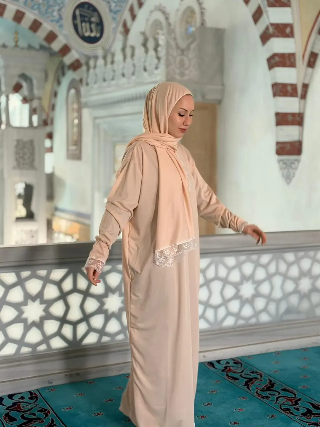ثوب صلاة كريمي بخمار مدمج ودانتيل - صورة 3