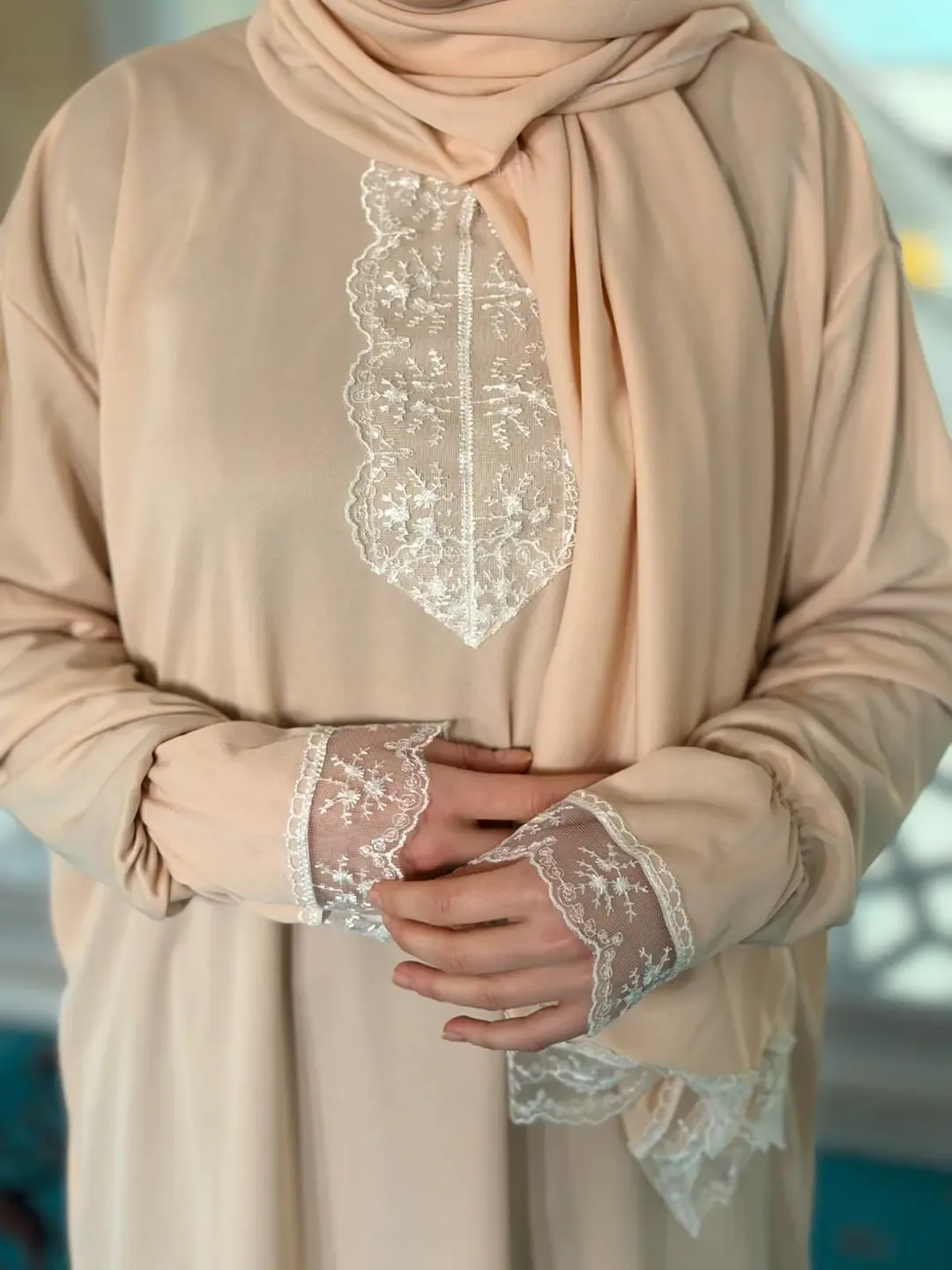 ثوب صلاة كريمي بخمار مدمج ودانتيل - صورة 4
