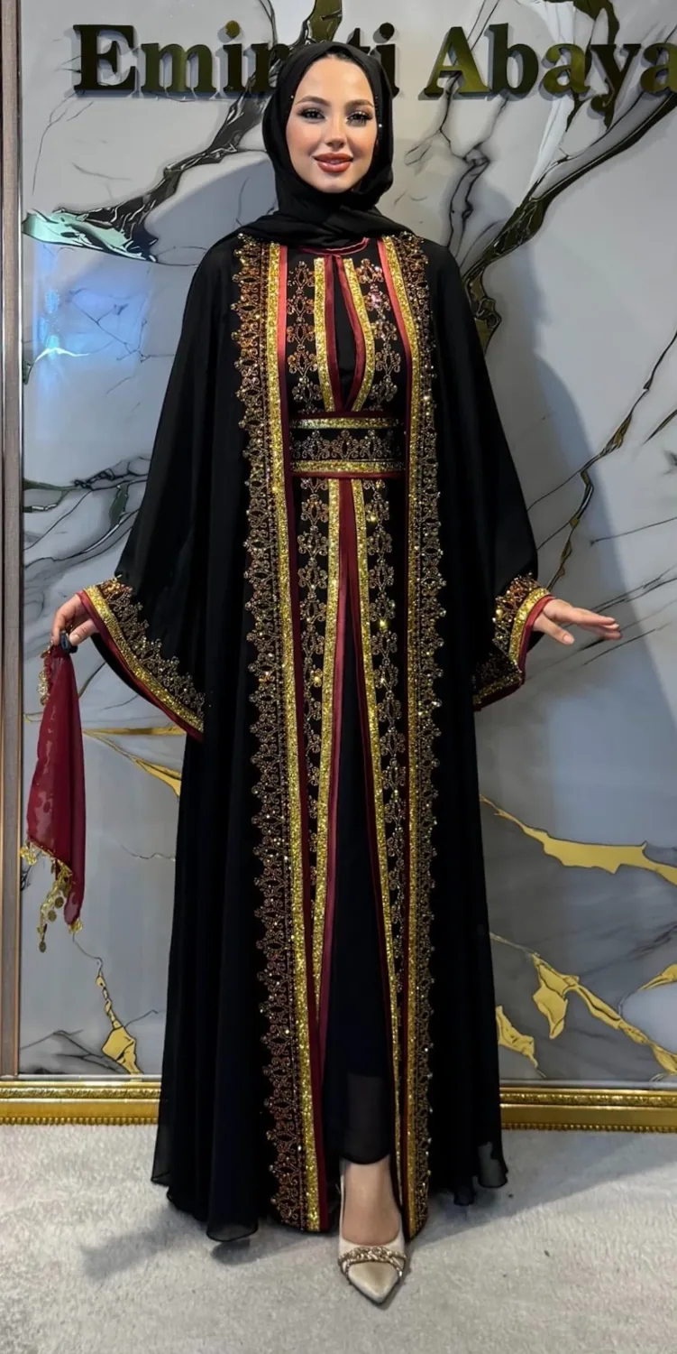 طقم عباءة أسود بشرائط حمراء وأحجار ذهبية