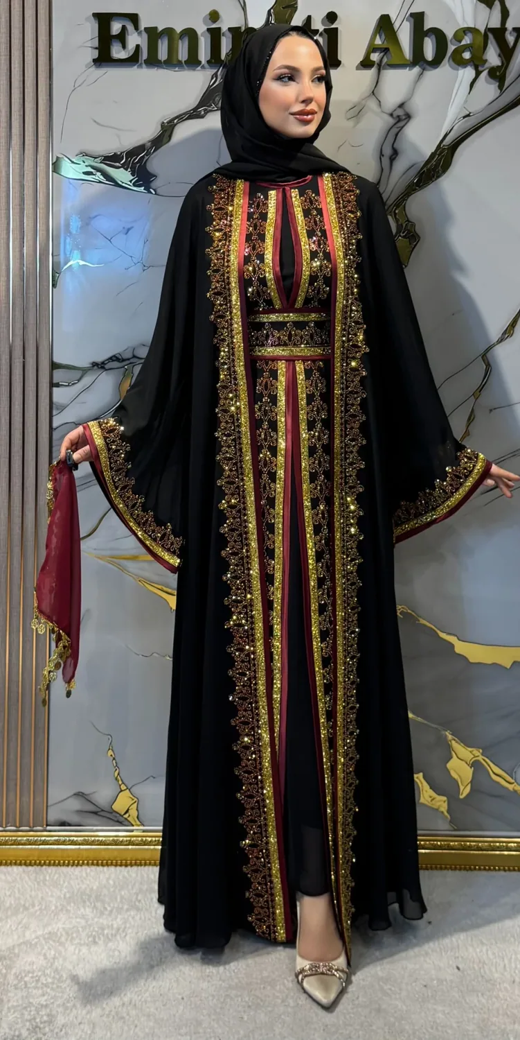 طقم عباءة أسود بشرائط حمراء وأحجار ذهبية - صورة 2