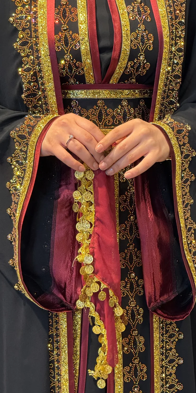 طقم عباءة أسود بشرائط حمراء وأحجار ذهبية - صورة 4