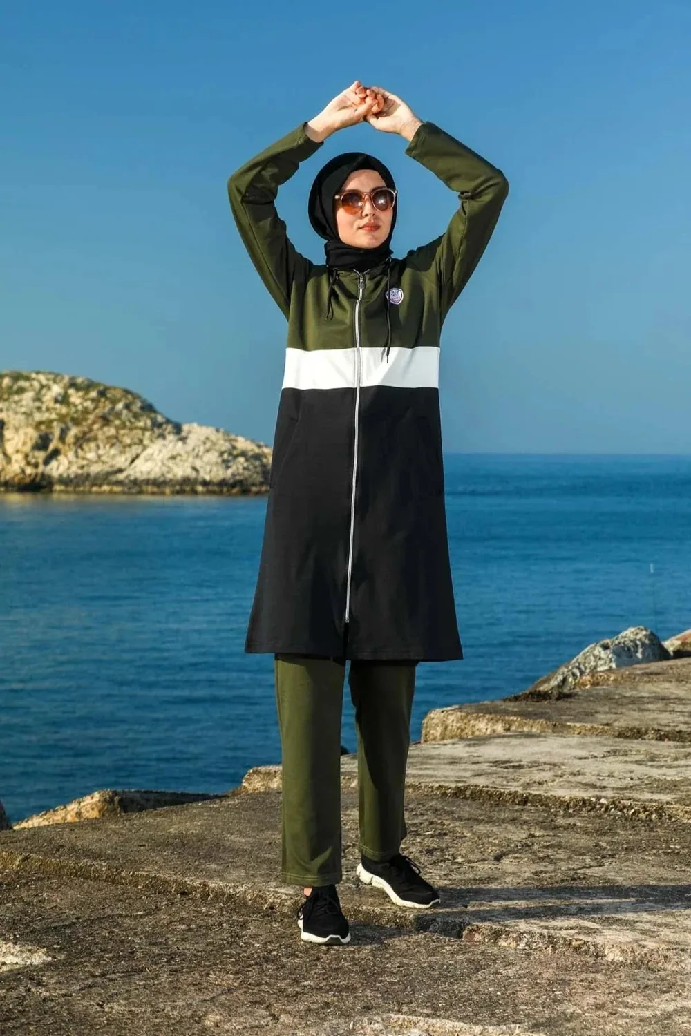 طقم رياضي محتشم بقلنسوة بلون كاكي - صورة 2