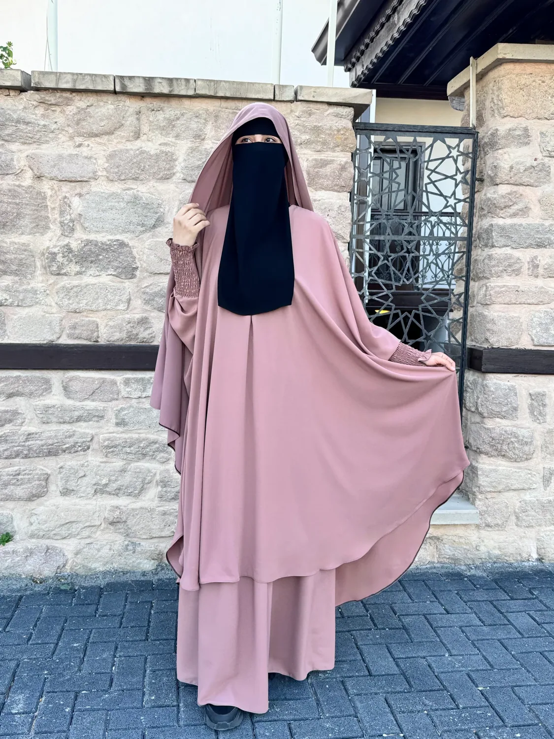 طقم جلباب أفغاني بقصة بيضاوية من حرير المدينة وردي