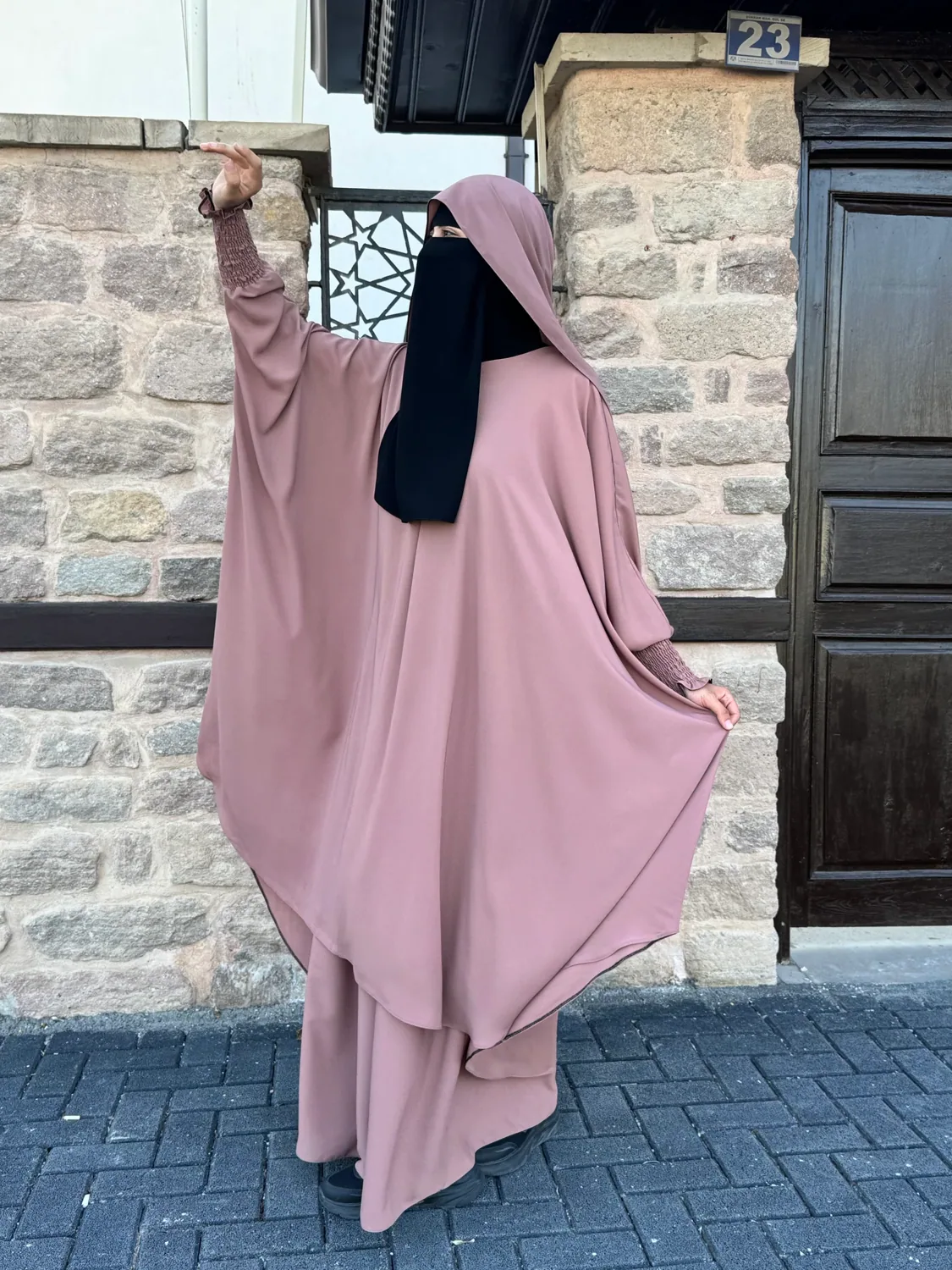 طقم جلباب أفغاني بقصة بيضاوية من حرير المدينة وردي - صورة 2