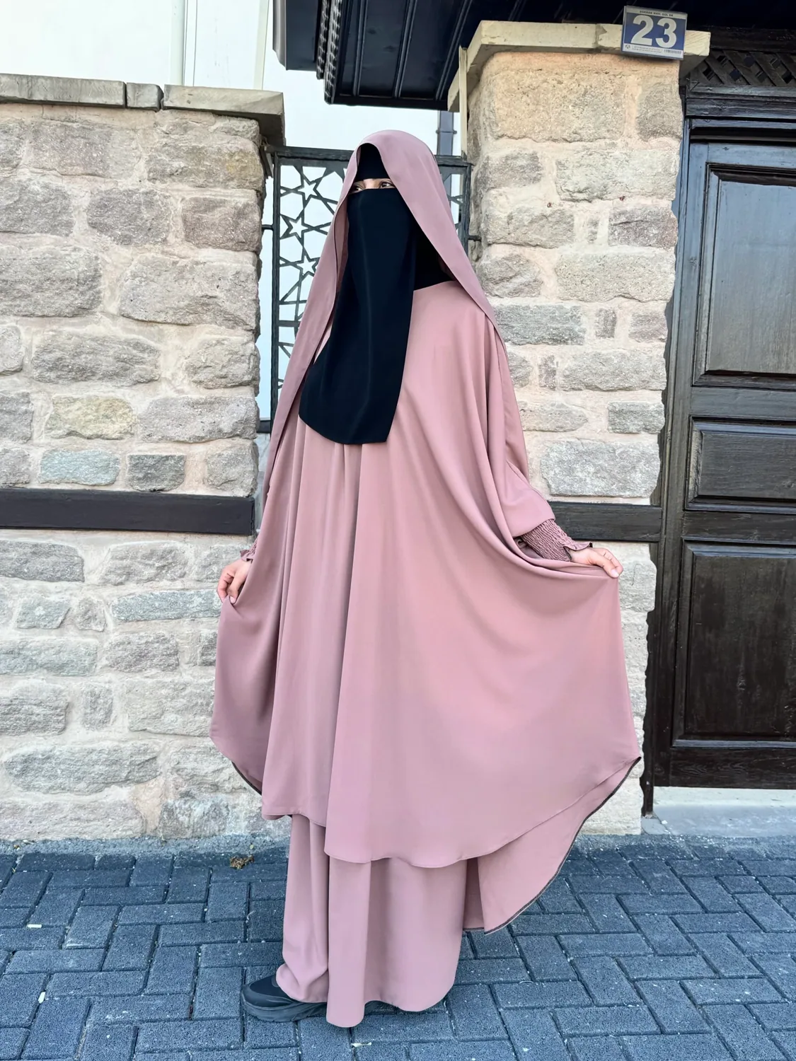 طقم جلباب أفغاني بقصة بيضاوية من حرير المدينة وردي - صورة 3