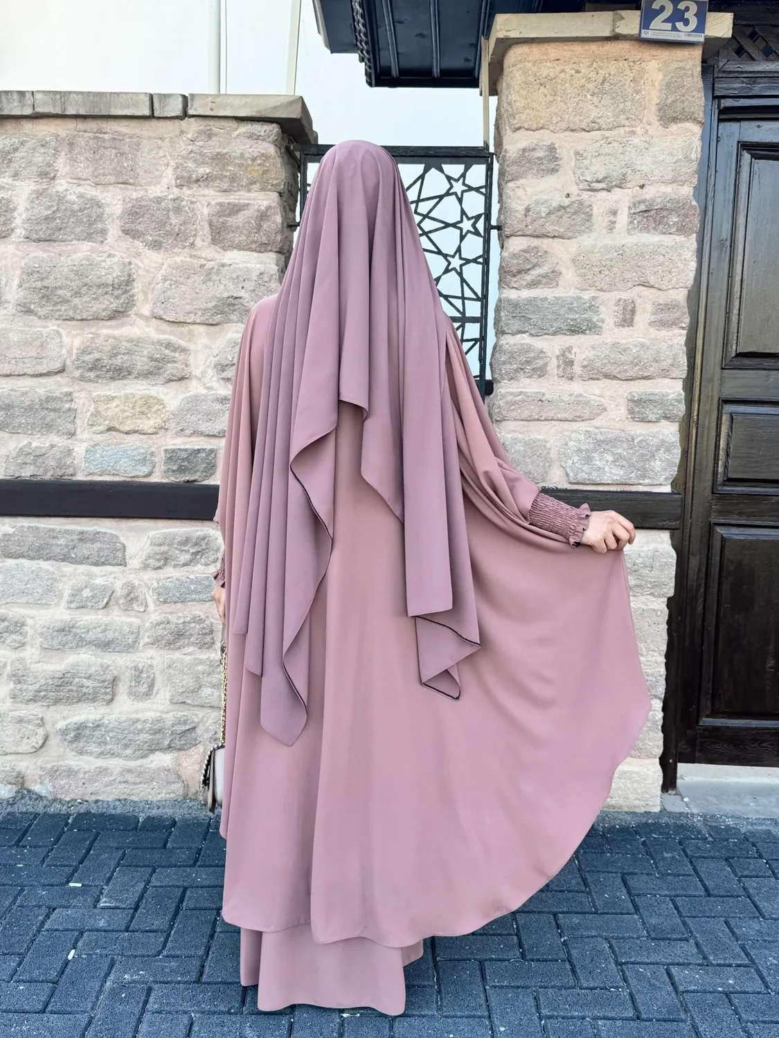 طقم جلباب أفغاني بقصة بيضاوية من حرير المدينة وردي - صورة 4