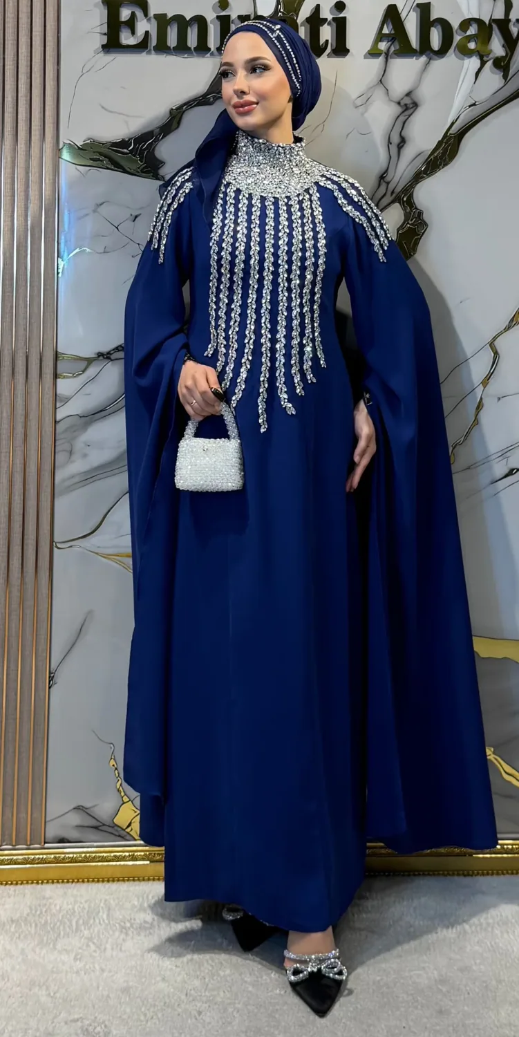 جلابية سهرة زرقاء ملكية بتطريز أحجار من الياقة