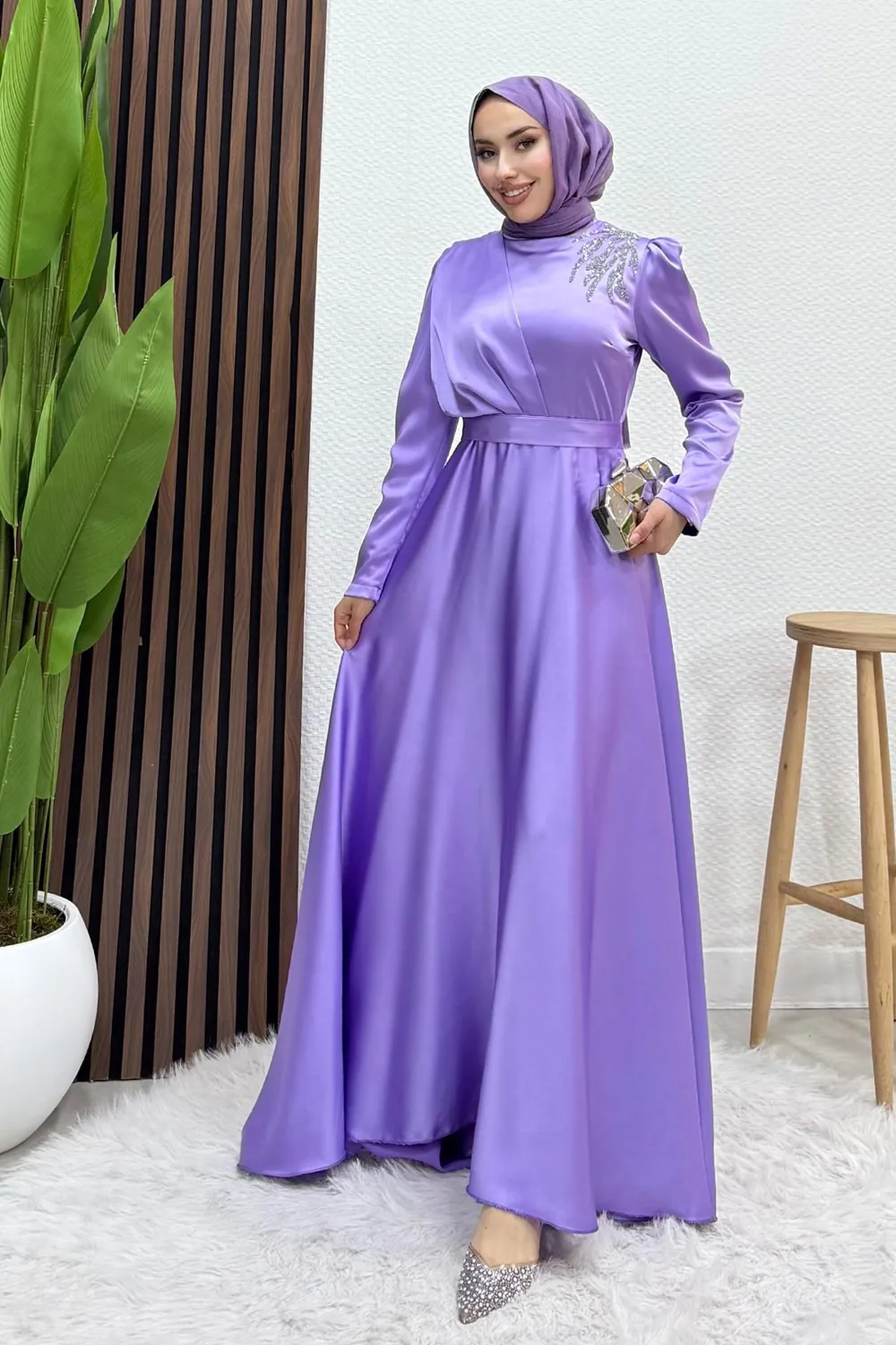 فستان سهرة محجبات ساتان ليلكي بتطريز أحجار على الكتف وحزام