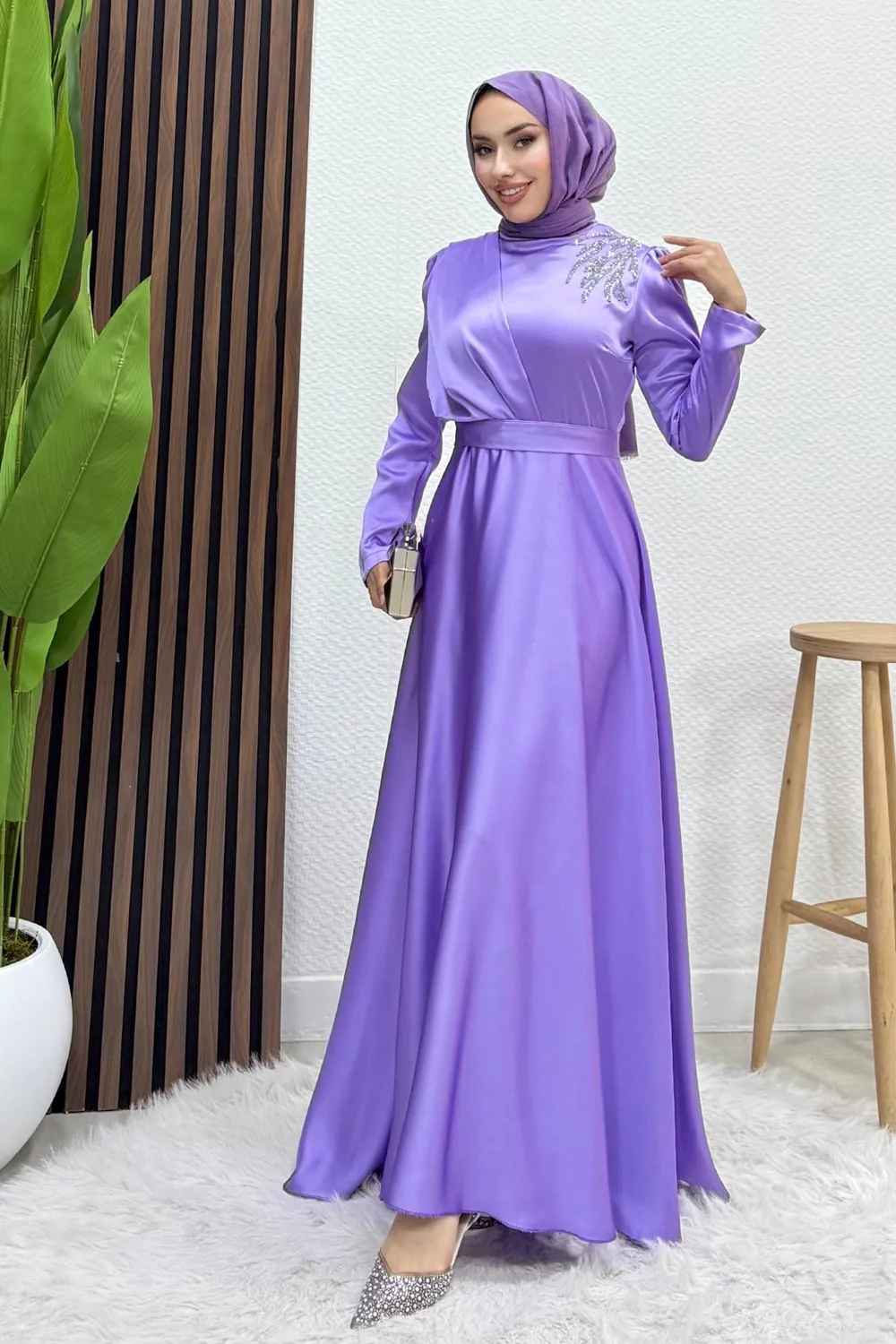 فستان سهرة محجبات ساتان ليلكي بتطريز أحجار على الكتف وحزام - صورة 2