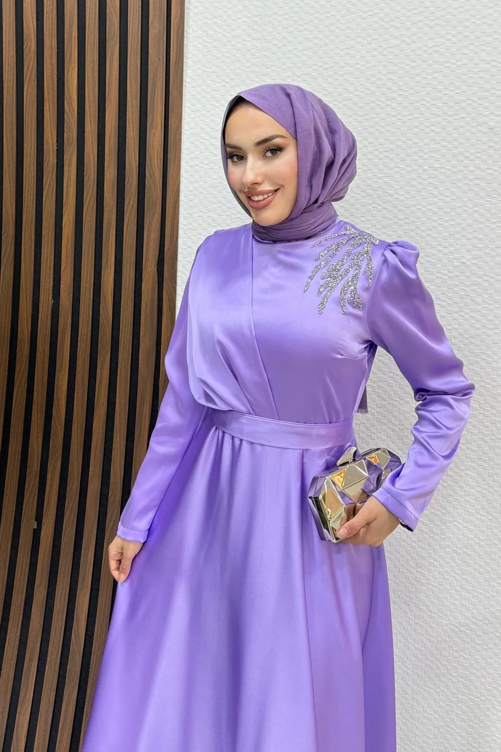 فستان سهرة محجبات ساتان ليلكي بتطريز أحجار على الكتف وحزام - صورة 3