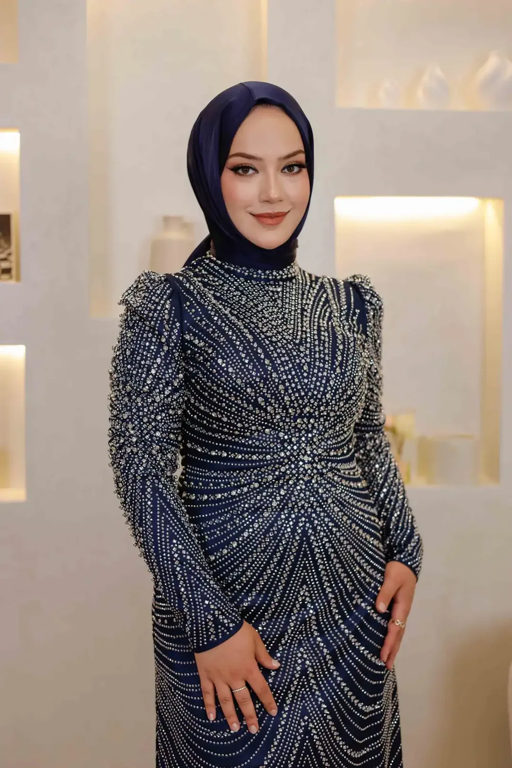 فستان سهرة كحلي محتشم مغطى بالأحجار حتى مقاس 56