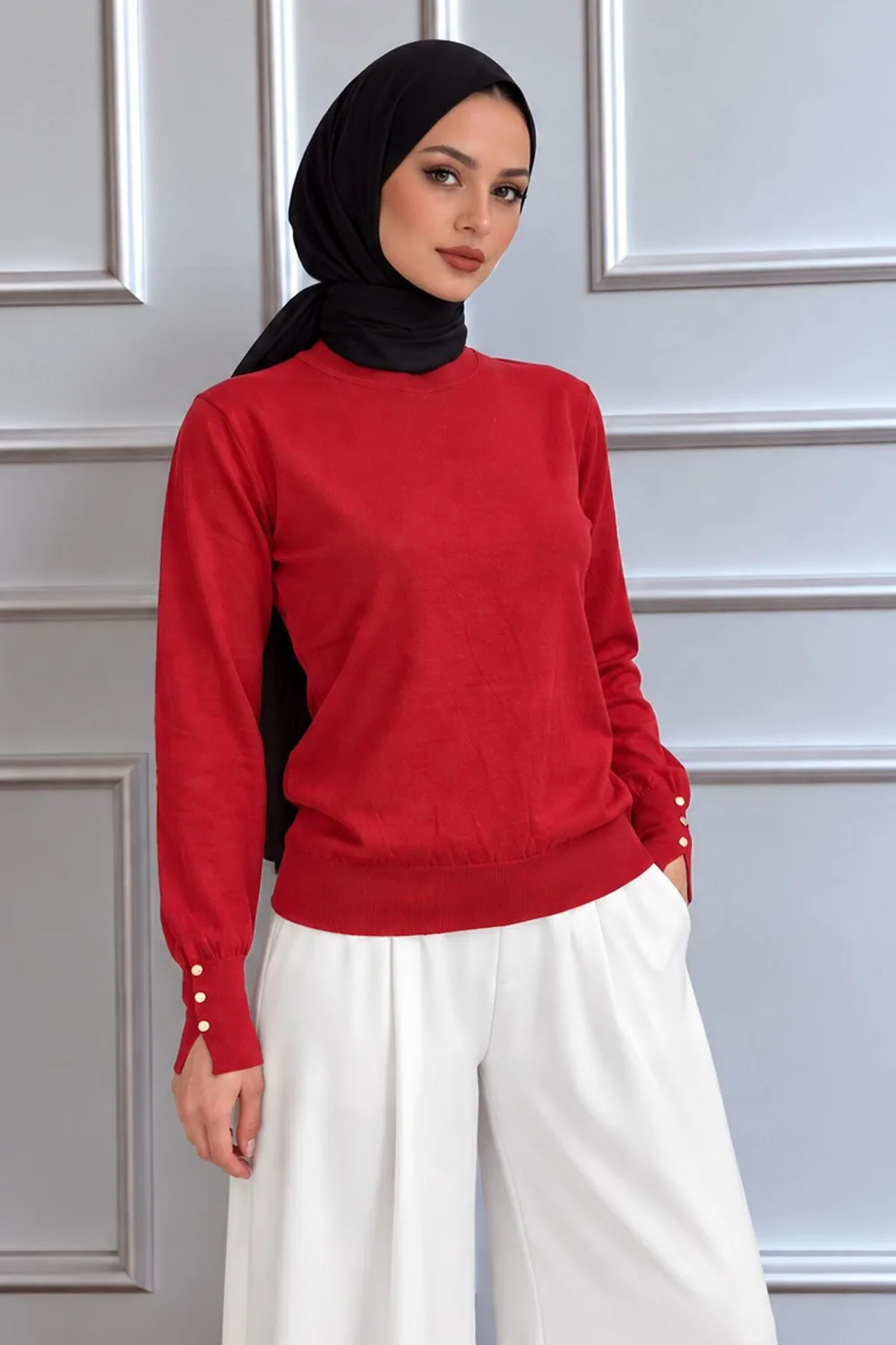 كنزة تريكو بأزرار بلون أحمر