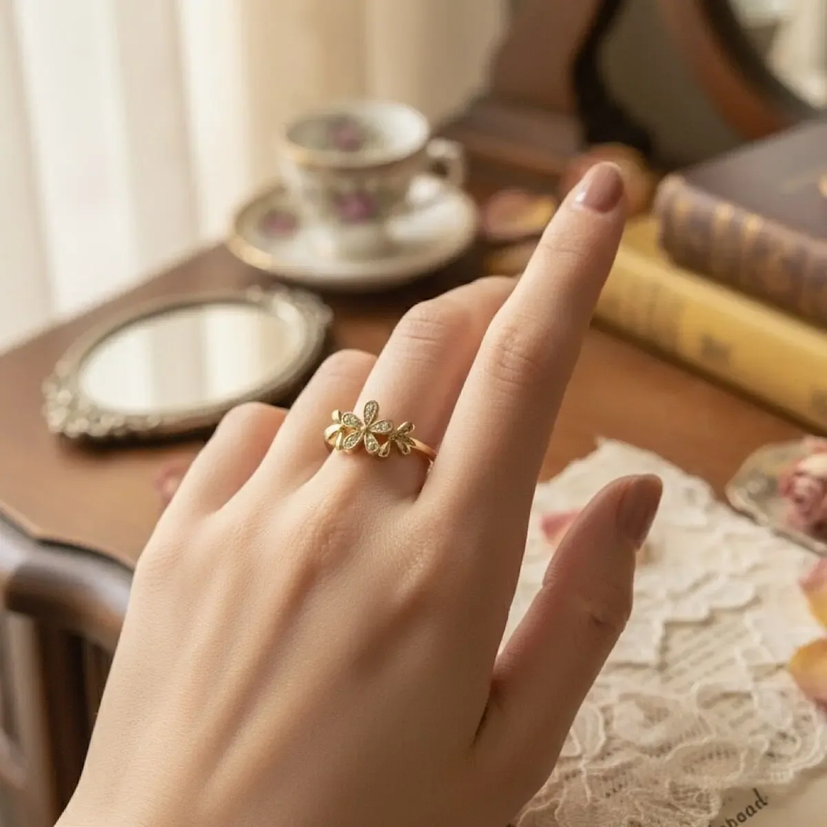 خاتم نسائي بزهرة خماسية الأوراق وأحجار - صورة 3