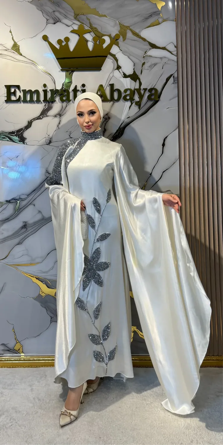 جلابية سهرة ساتان كريمي بتطريز ورود وأحجار
