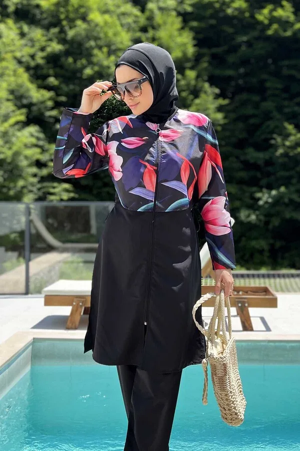 مايوه محتشم أسود بصدر منقوش وأكمام طويلة