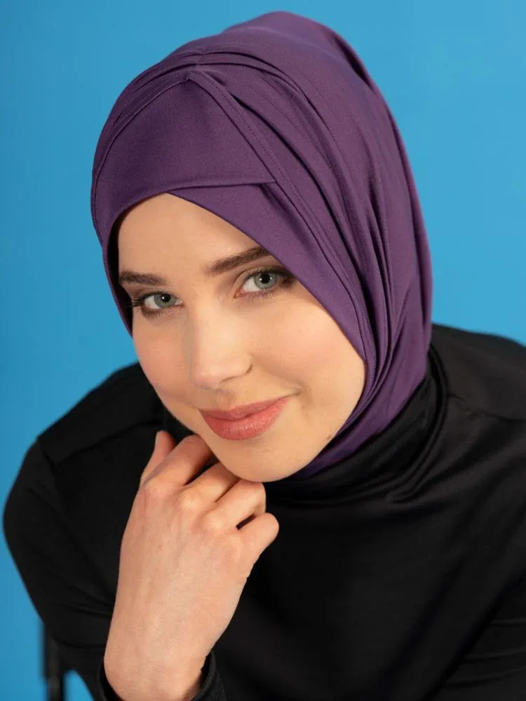 قبعة سباحة بنفسجية بتصميم متقاطع على الجبهة
